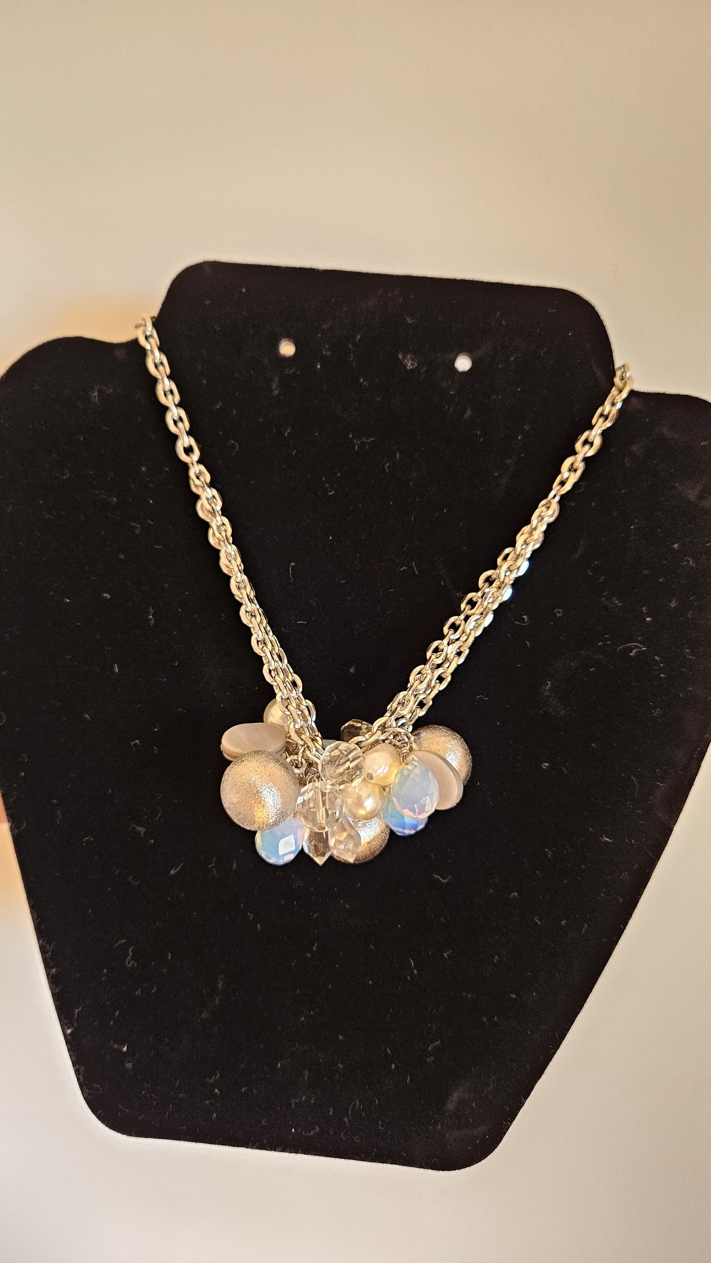Collana Multistrato con Dettagli Pendenti