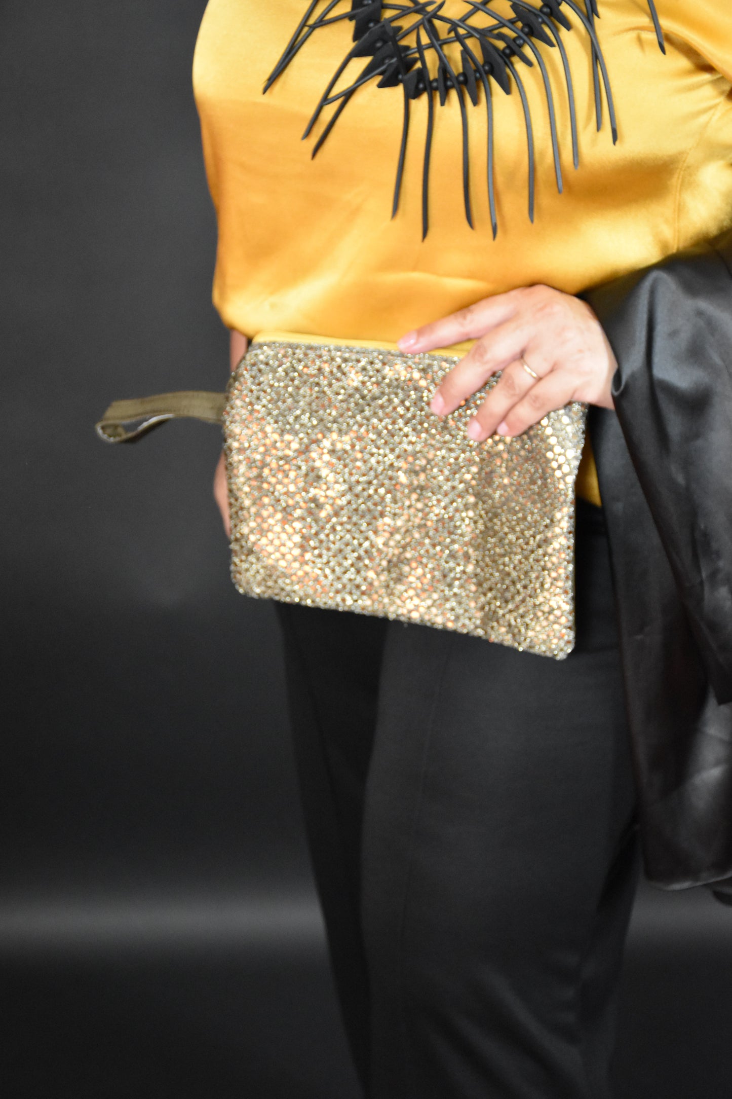 Blusa pantalone Maxi stola più collana e pochette