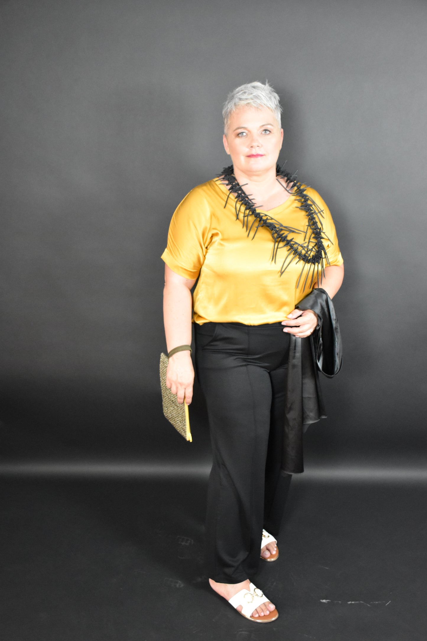Blusa pantalone Maxi stola più collana e pochette