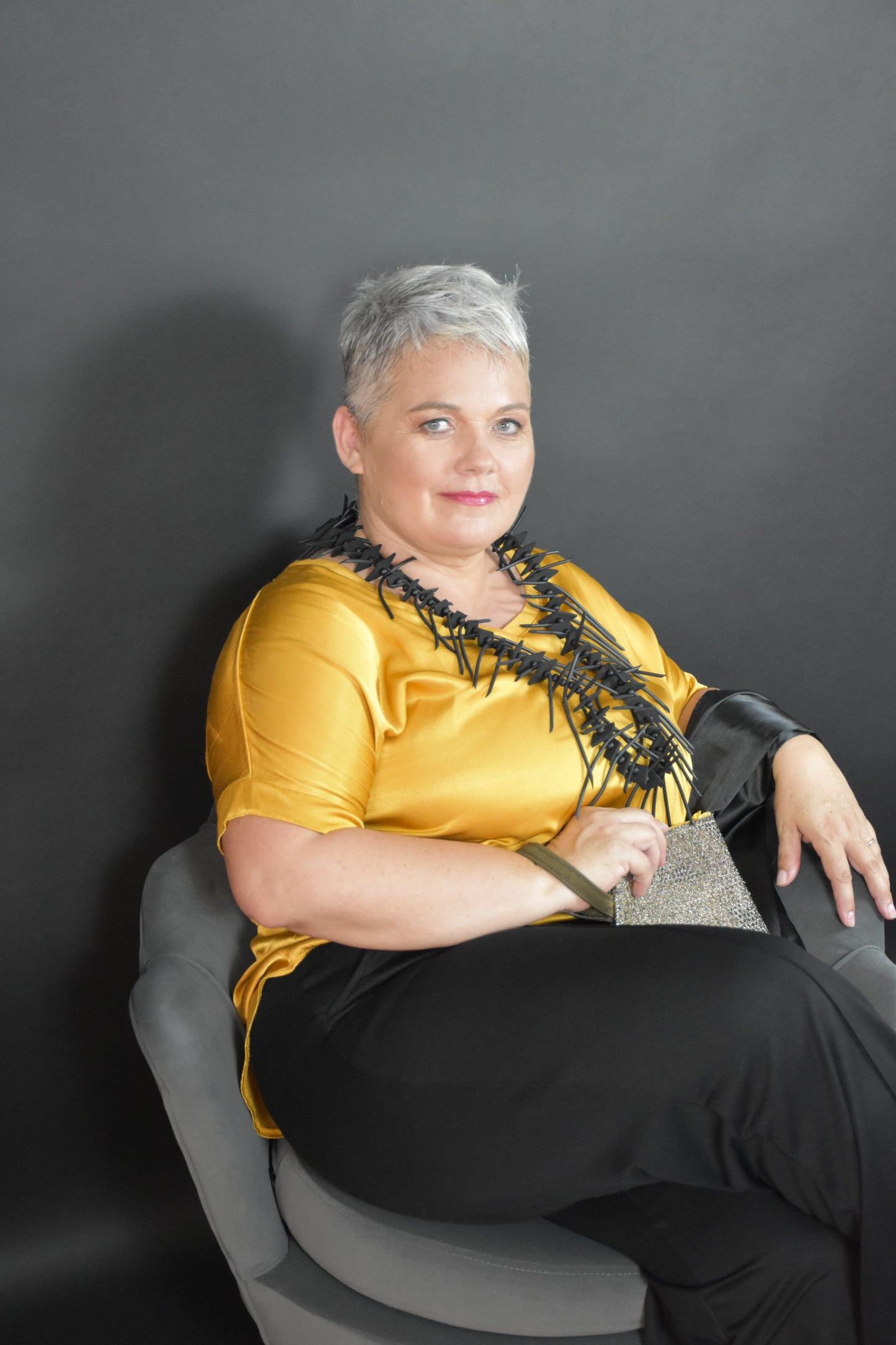 Blusa pantalone Maxi stola più collana e pochette