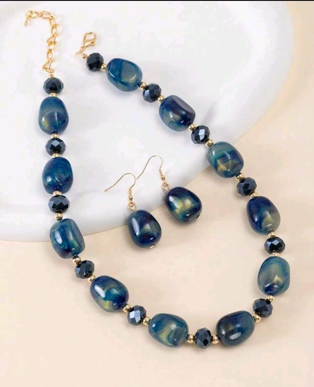 Set di collana e orecchini in sfumature di blu profondo