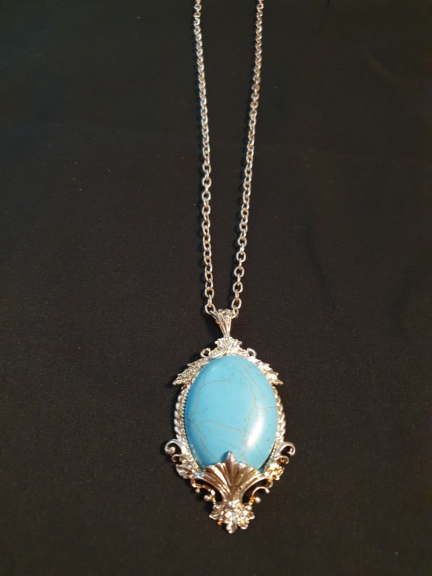 Collana lunga con ciondolo turchese