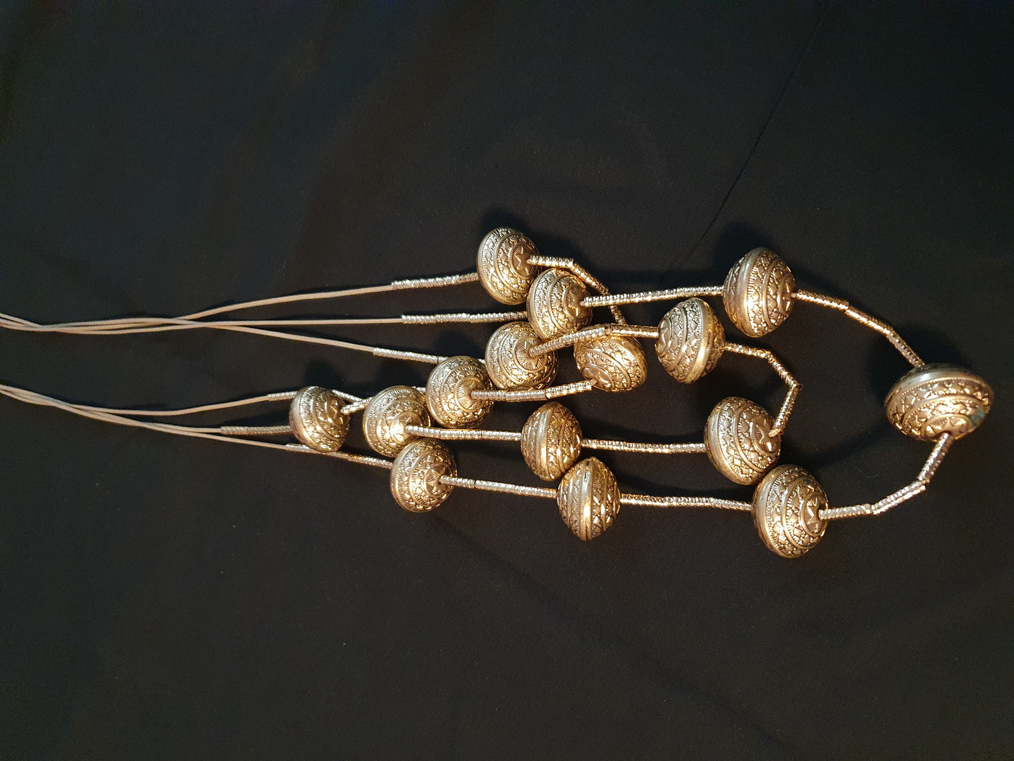 Collana di nocciole dorate