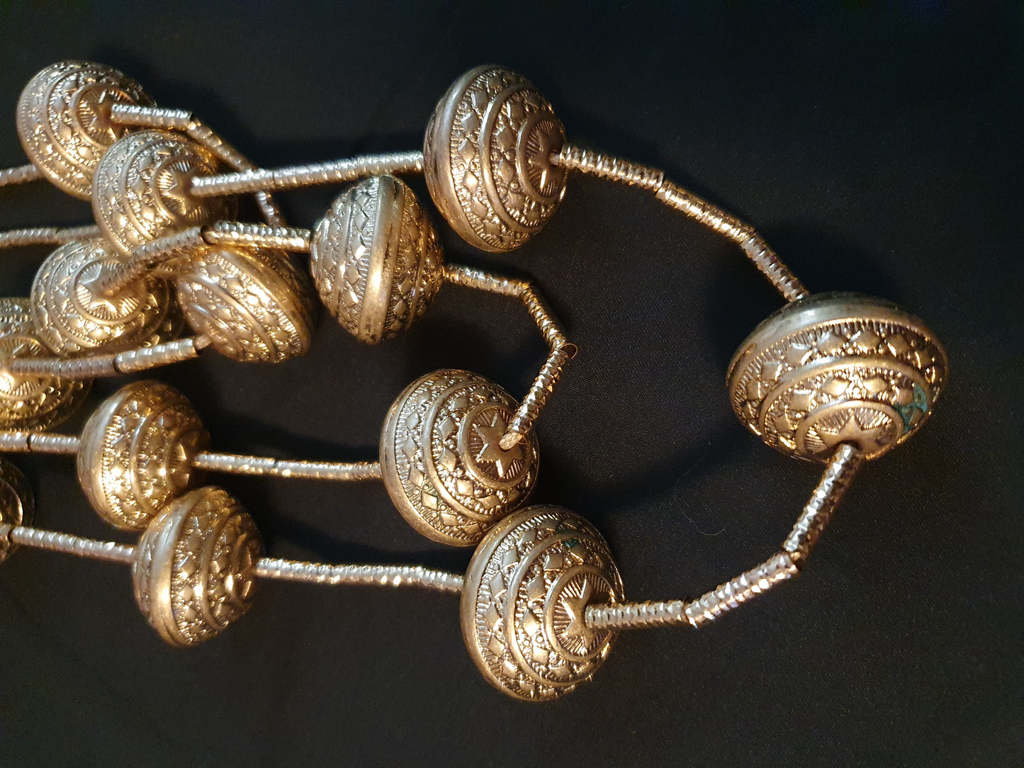 Collana di nocciole dorate