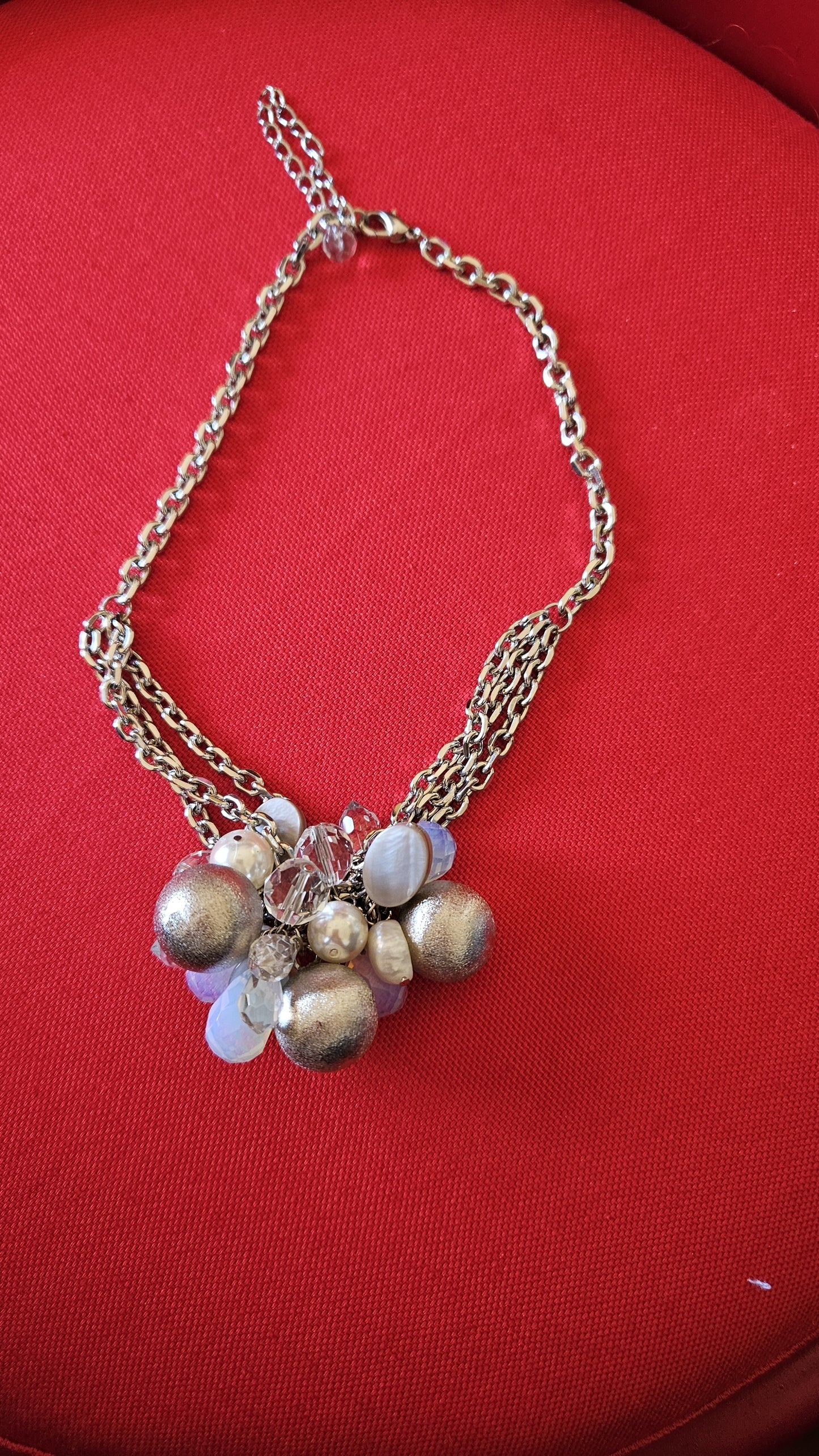 Collana Multistrato con Dettagli Pendenti