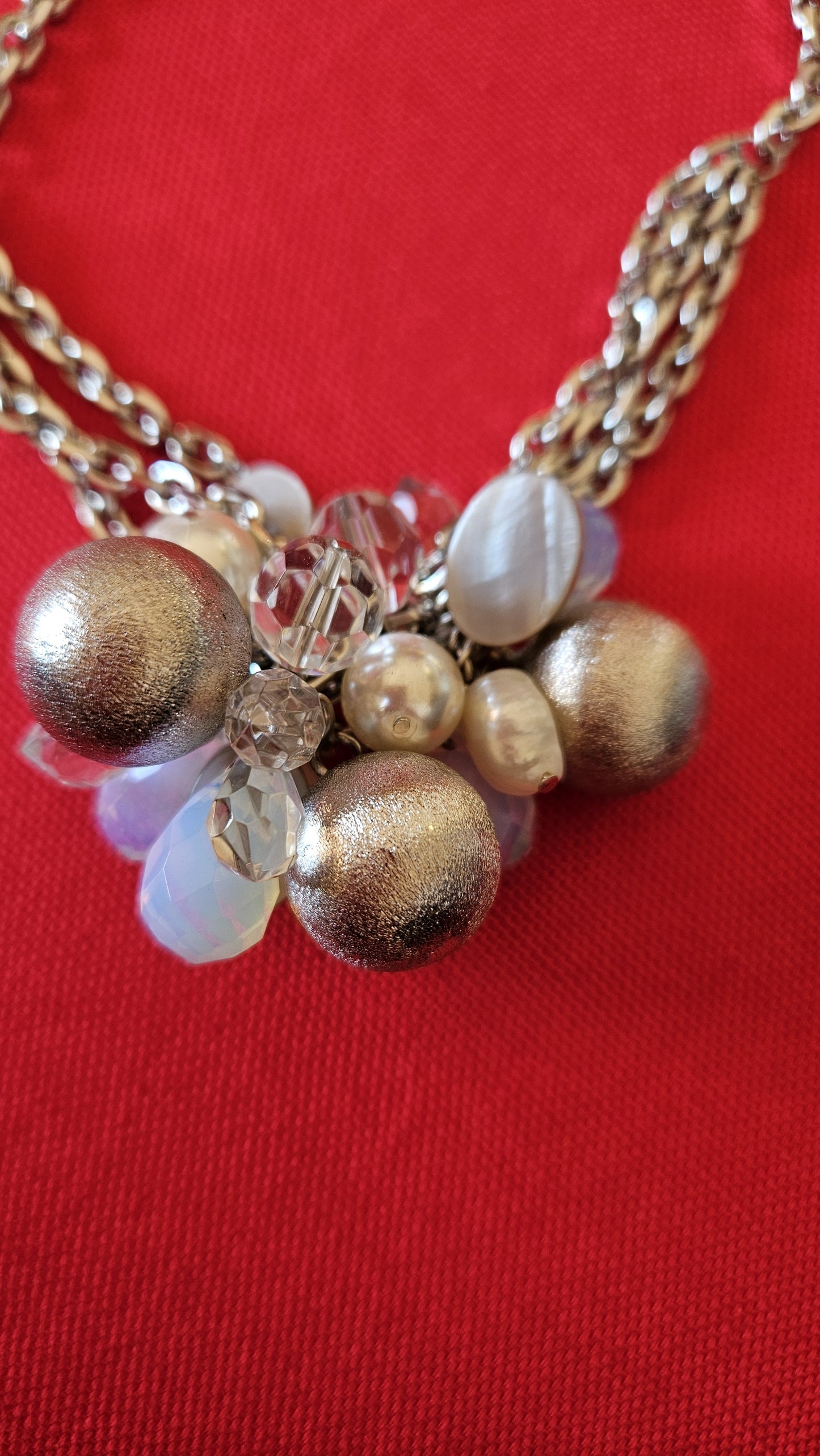 Collana Multistrato con Dettagli Pendenti