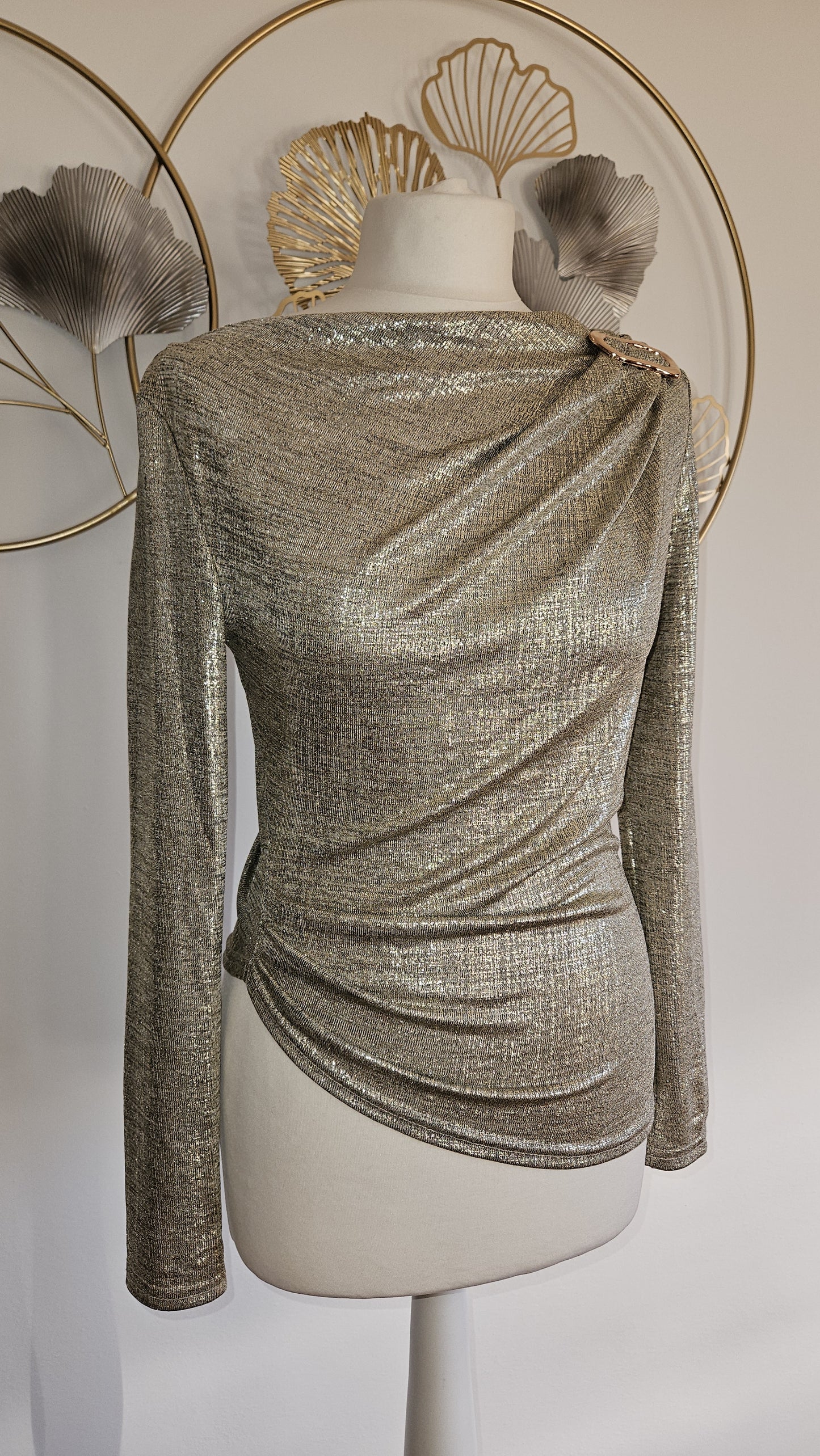 Maglia con fermaglio a spalla