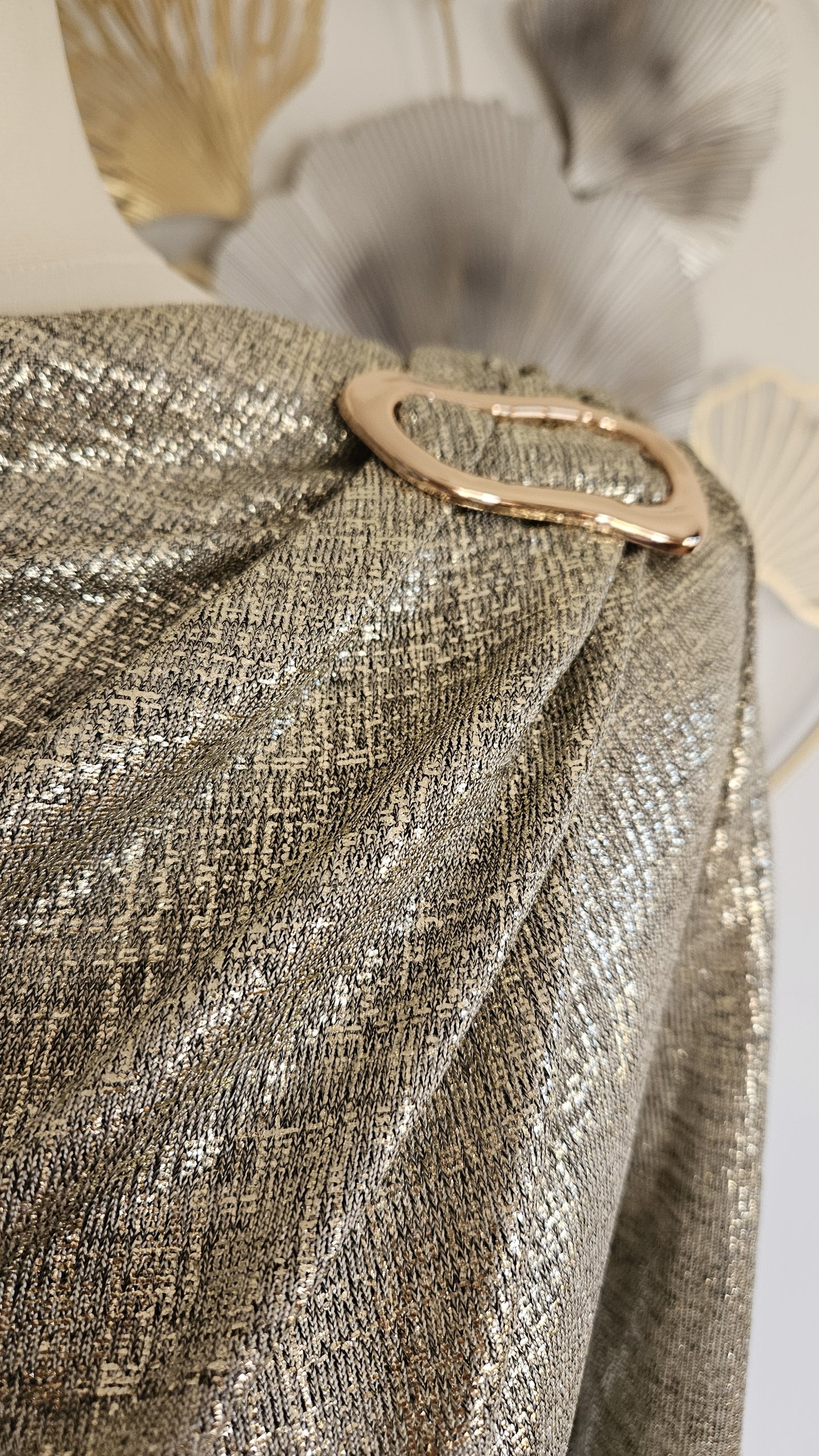 Maglia con fermaglio a spalla
