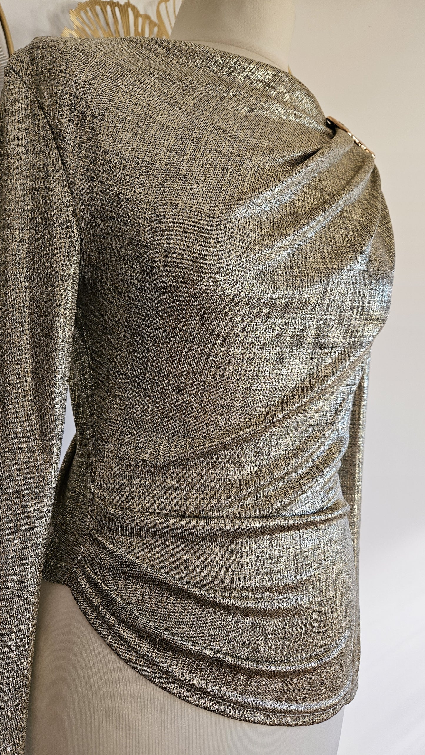 Maglia con fermaglio a spalla