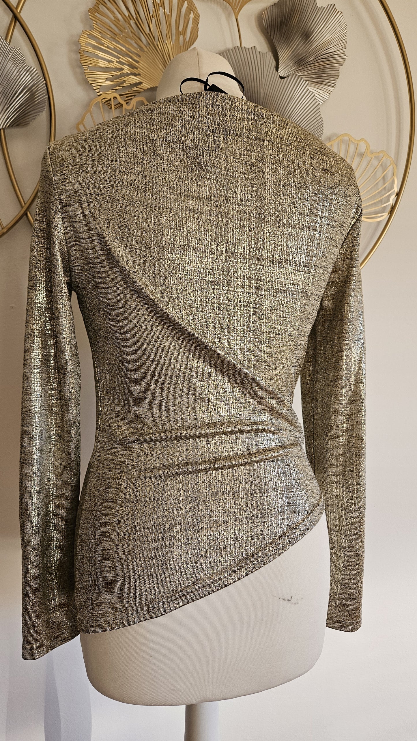 Maglia con fermaglio a spalla