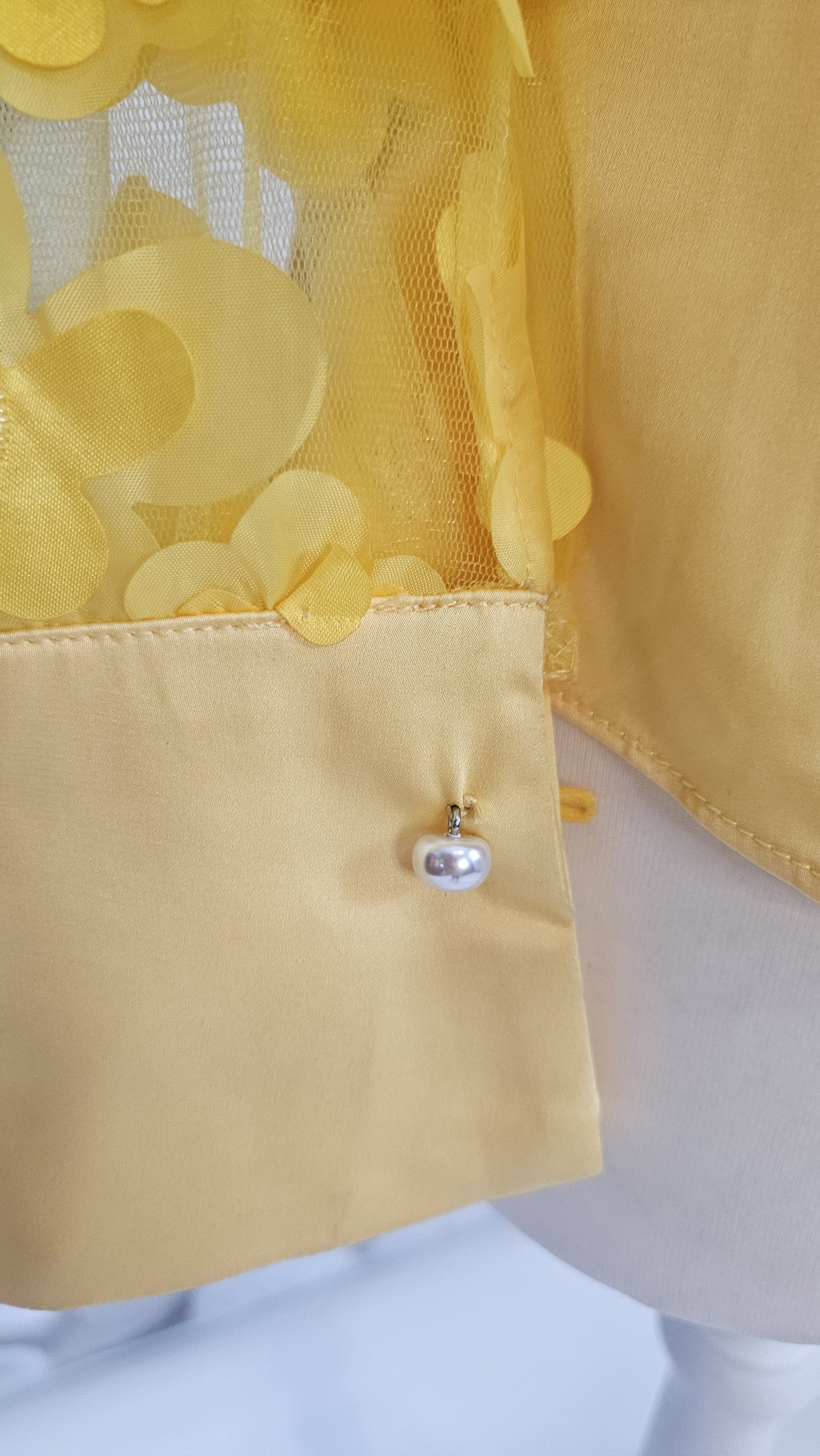 Camicia con fiori in rilievo
