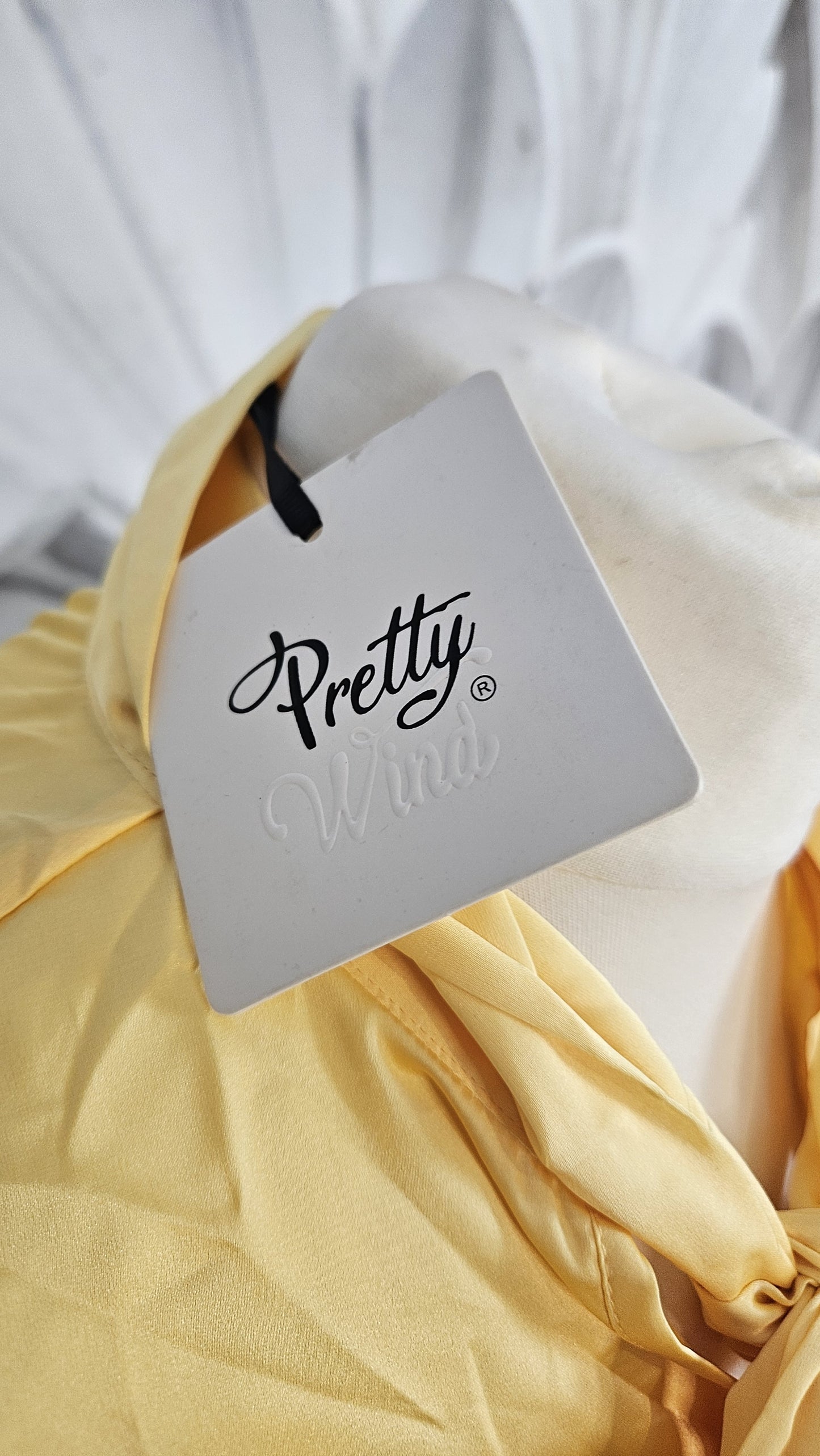 Camicia con fiori in rilievo