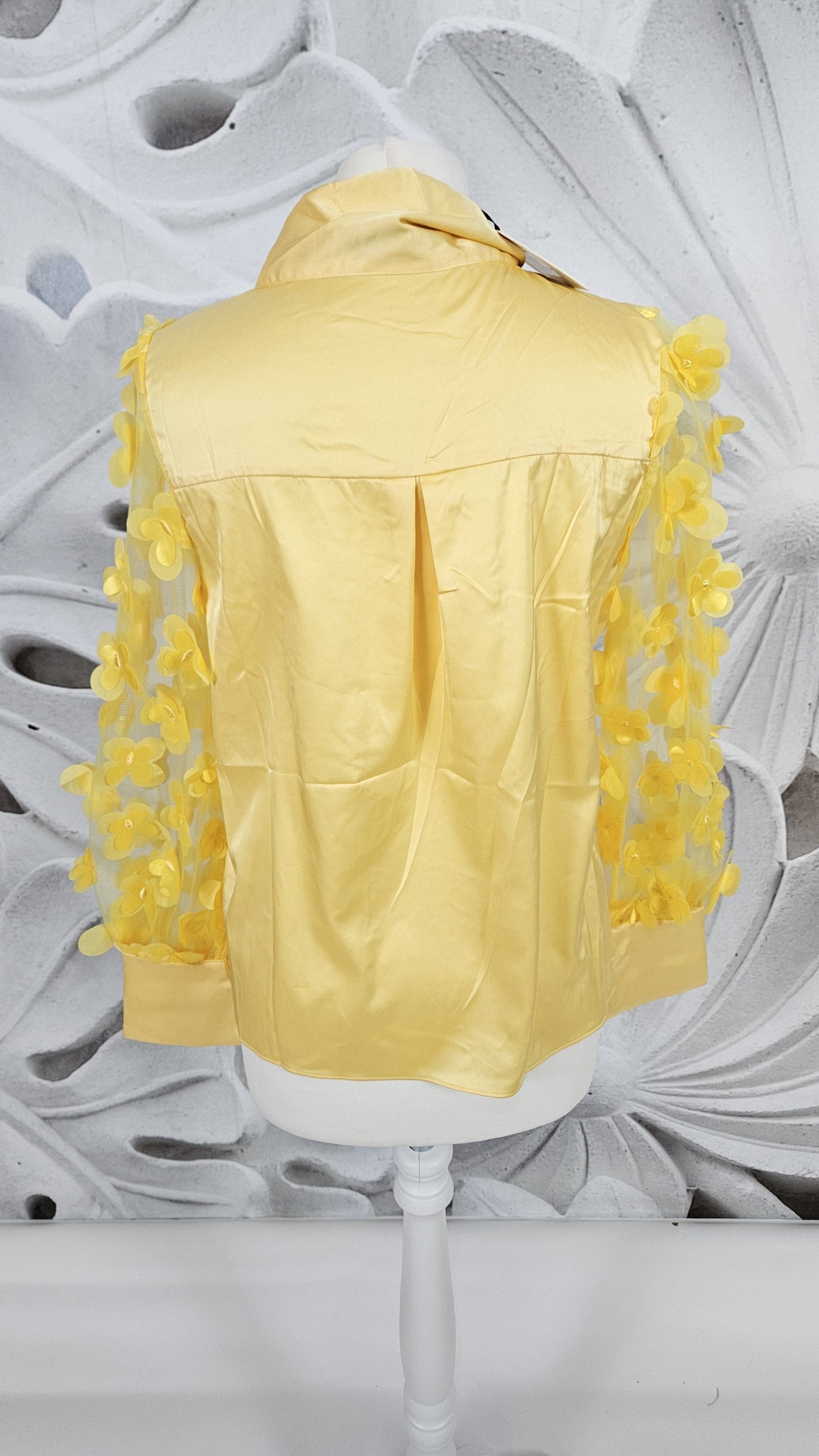Camicia con fiori in rilievo