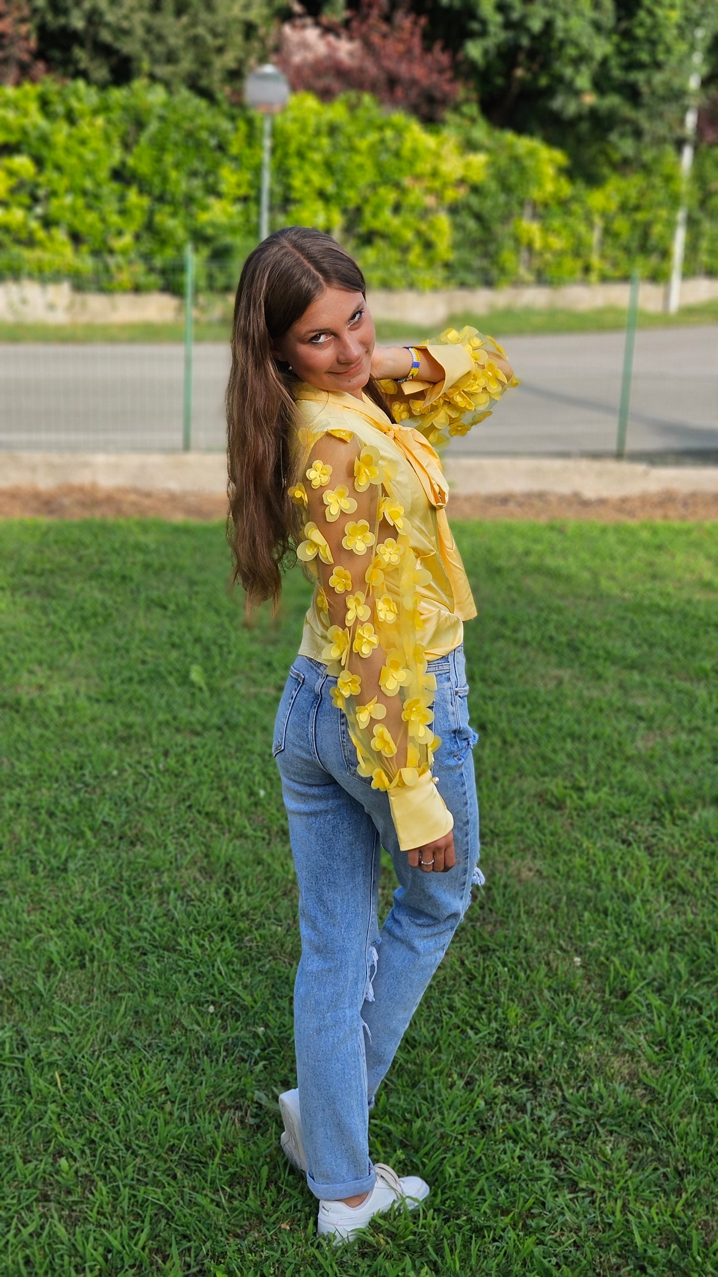 Camicia con fiori in rilievo