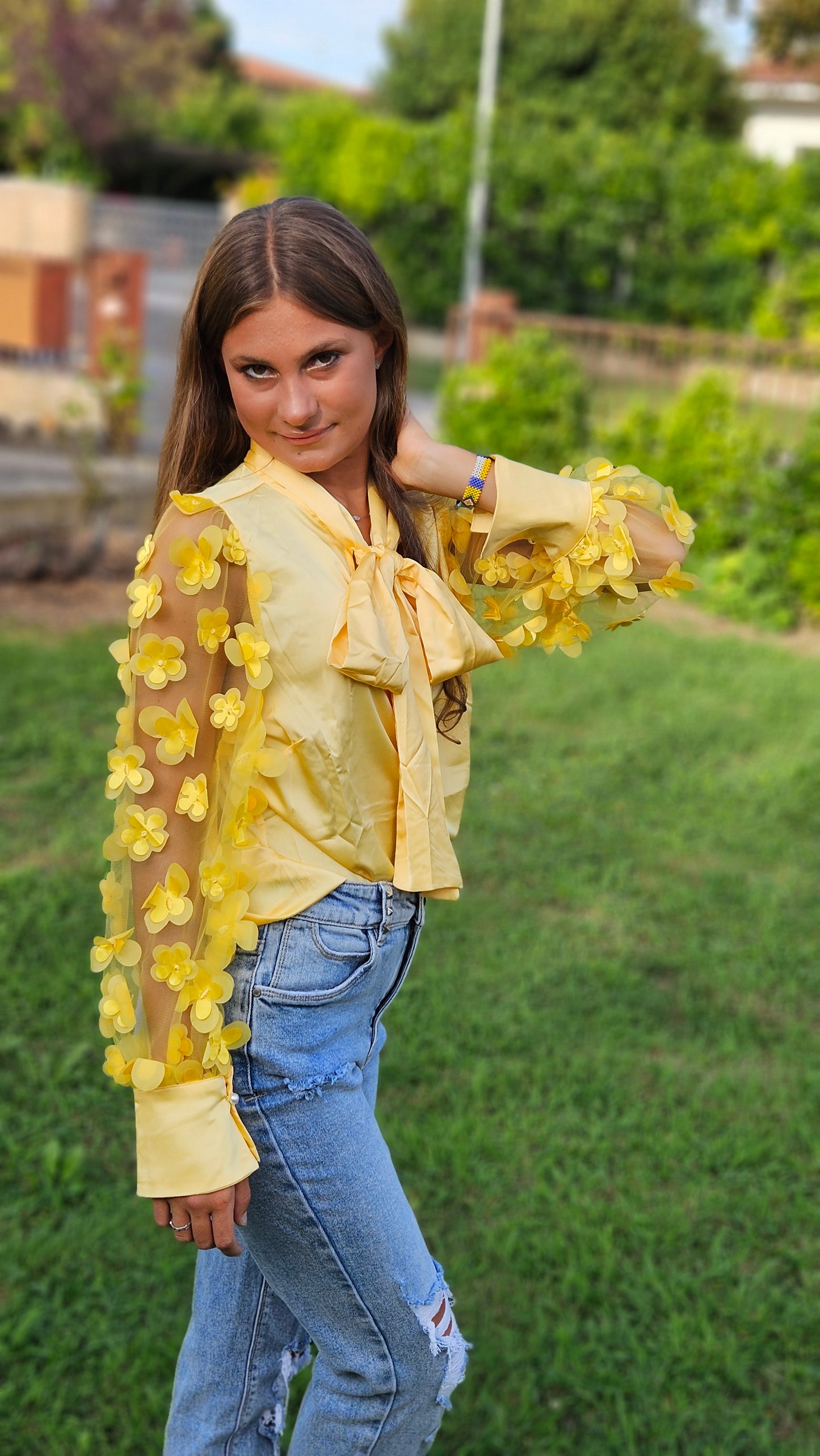 Camicia con fiori in rilievo