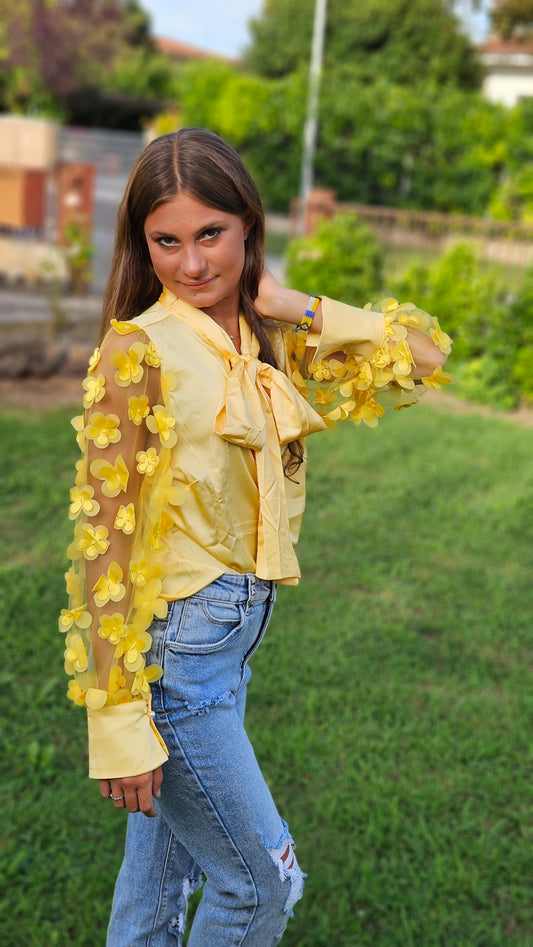 Camicia con fiori in rilievo