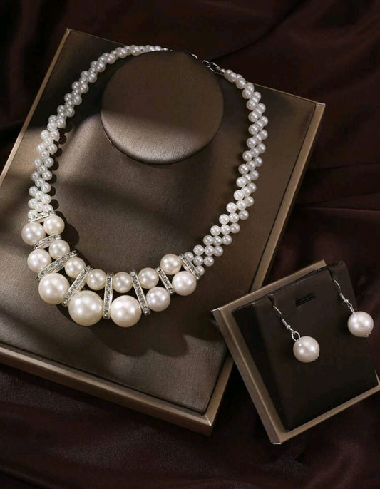 Set di collana e orecchini con perle