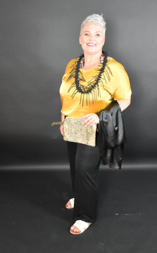 Blusa pantalone Maxi stola più collana e pochette