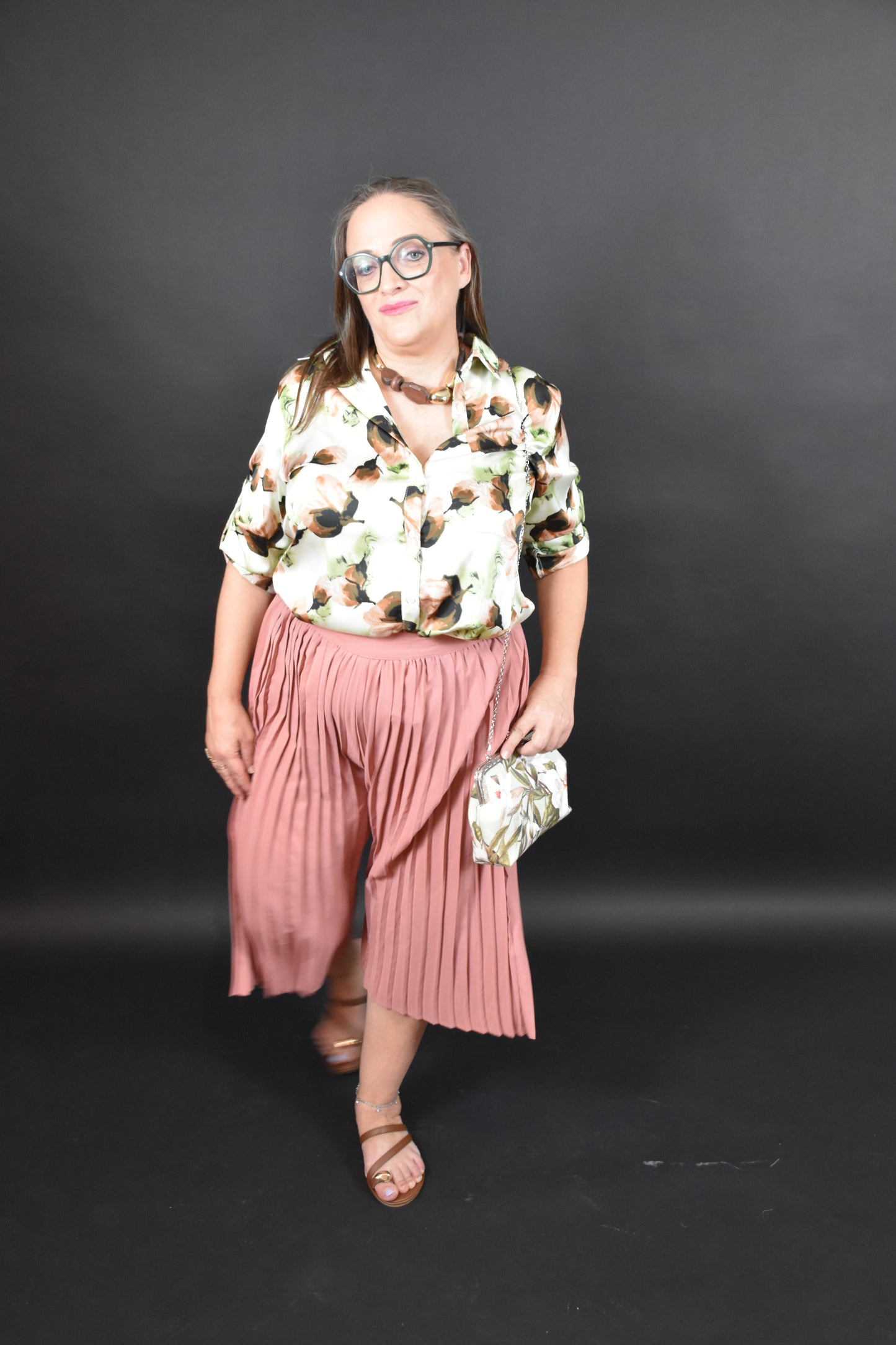 Camicia, pantagonna, cintura più pochette