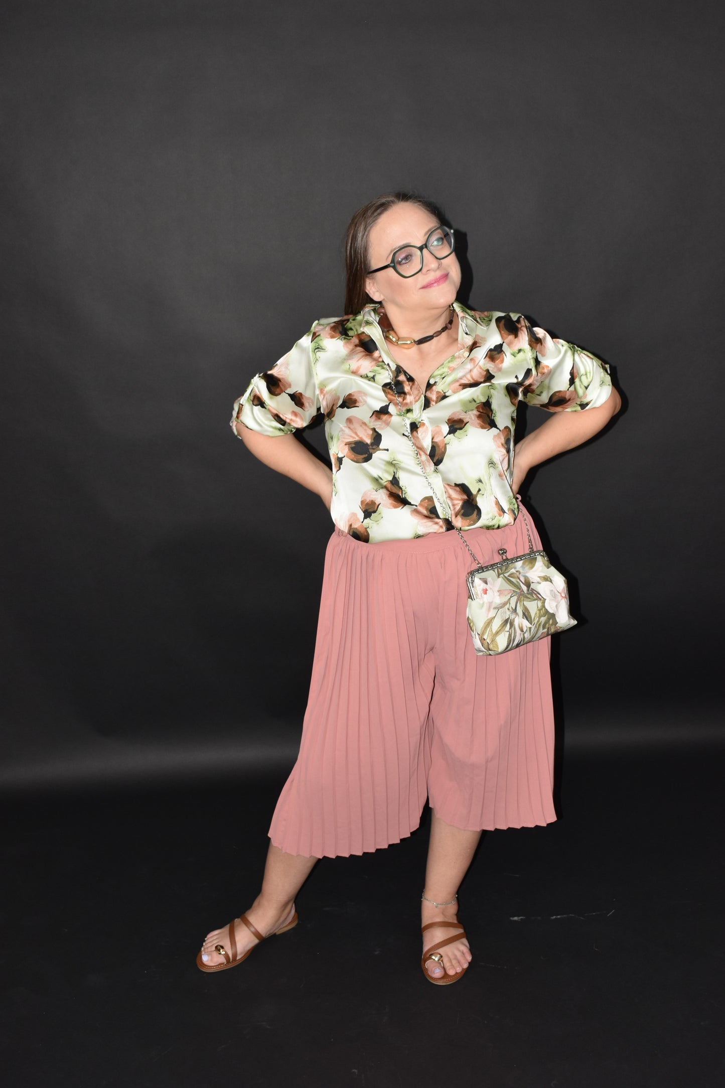 Camicia, pantagonna, cintura più pochette